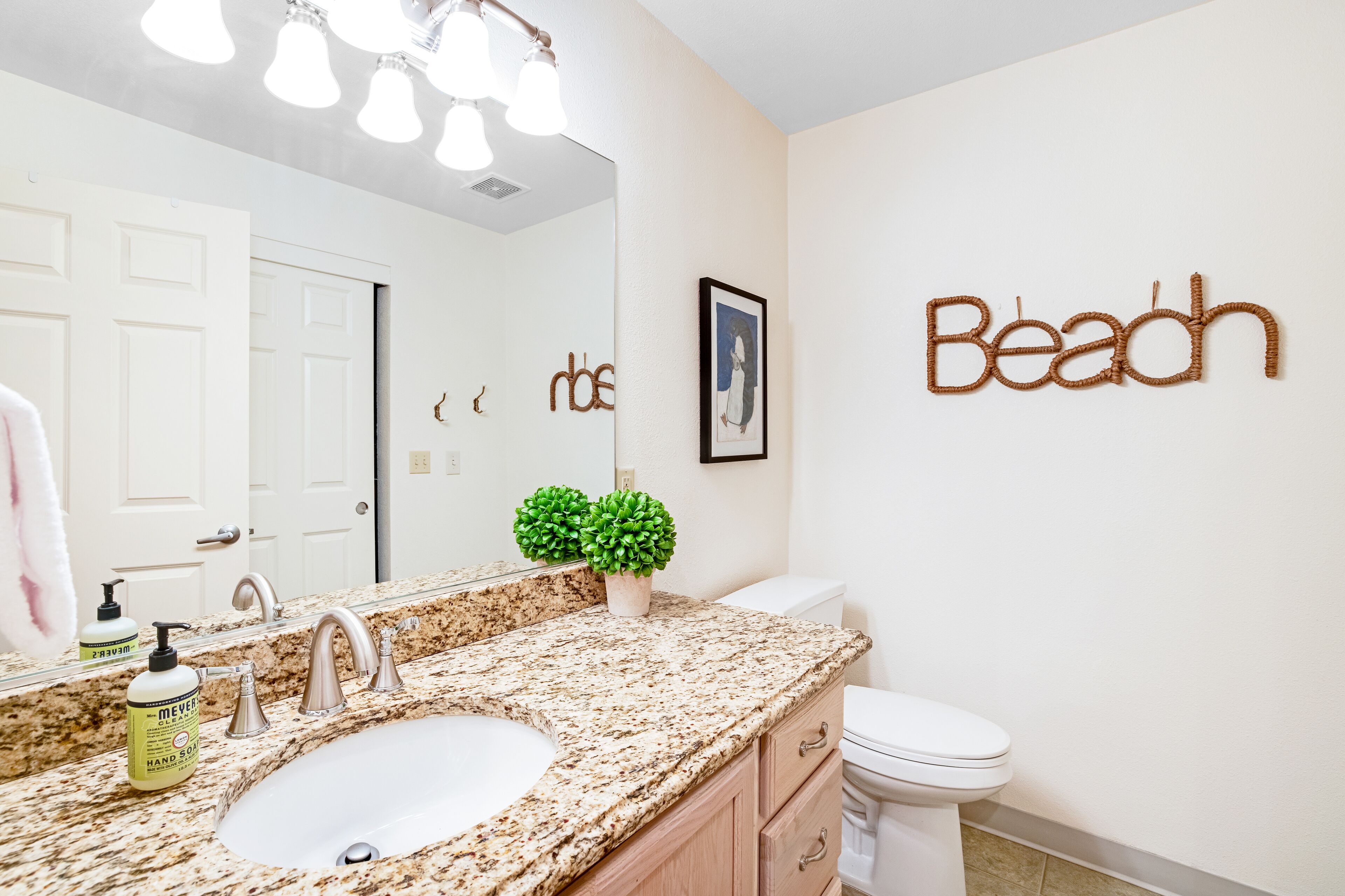 Sunny & stylish oceanfront condo with WiFi, washer/dryer & private balcony