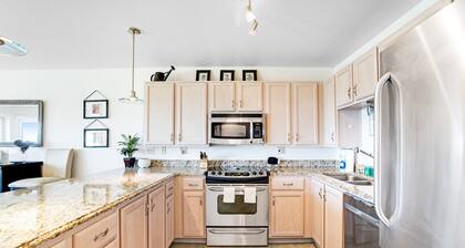 Sunny & stylish oceanfront condo with WiFi, washer/dryer & private balcony