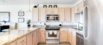 Sunny & stylish oceanfront condo with WiFi, washer/dryer & private balcony