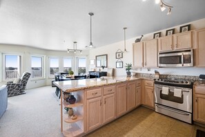 Fridge, microwave, oven, stovetop - Sunny & stylish oceanfront condo with WiFi, washer/dryer & private balcony (Long Beach)