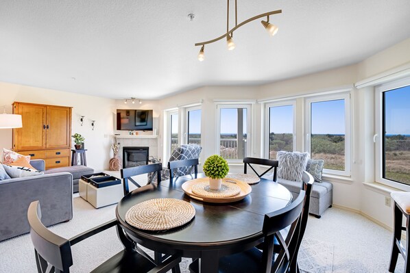 Dining - Sunny & stylish oceanfront condo with WiFi, washer/dryer & private balcony (Long Beach)