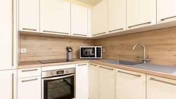 Réfrigérateur, micro-ondes, four, lave-vaisselle