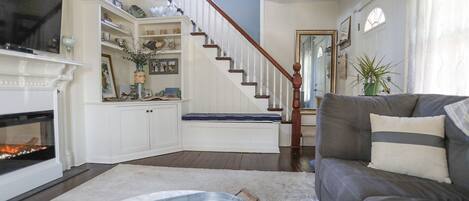 智能电视、壁炉、立体声音响、电脑显示器