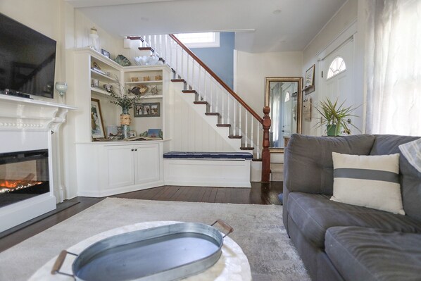 Smart TV, chimenea, estéreo y monitor de computadora