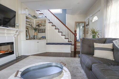 Charming 4 bedroom that backs up to a park; 1 mile from the beach!