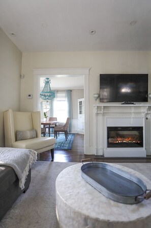 Smart TV, chimenea, estéreo y monitor de computadora