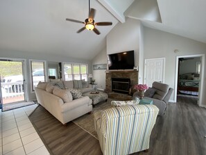 Een smart-tv, een open haard en boeken