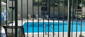 Cozy Mountain Studio in Heart of Mammoth - Hot Tub and Close to Shuttle!