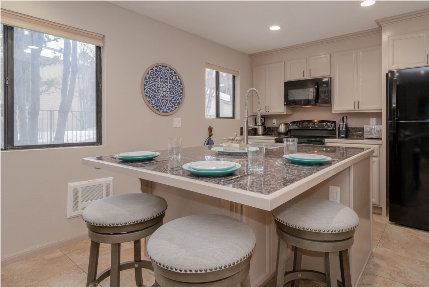 Cozy Mountain Studio in Heart of Mammoth - Hot Tub and Close to Shuttle!