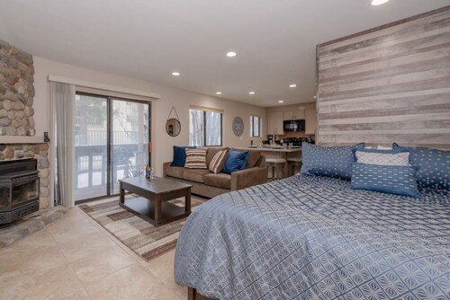 Cozy Mountain Studio in Heart of Mammoth - Hot Tub and Close to Shuttle!