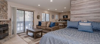 Cozy Mountain Studio in Heart of Mammoth - Hot Tub and Close to Shuttle!