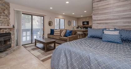Cozy Mountain Studio in Heart of Mammoth - Hot Tub and Close to Shuttle!