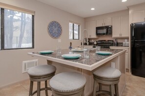 Fridge, microwave, oven, stovetop - Cozy Mountain Studio in Heart of Mammoth - Hot Tub and Close to Shuttle! (Mammoth Lakes)