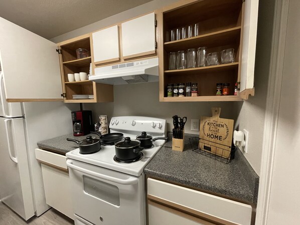 Kühlschrank, Mikrowelle, Ofen, Geschirrspüler