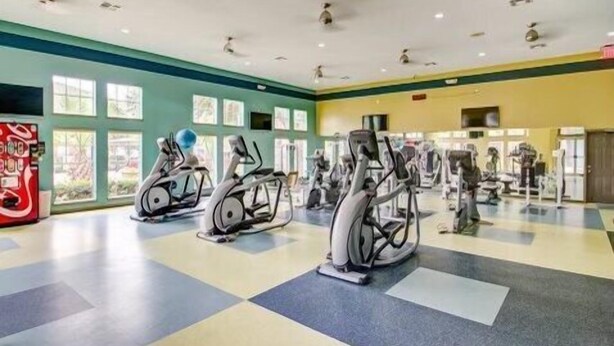 Ein Fitnessstudio mit Ergometer, Laufbändern und Krafttrainingsgeräten.