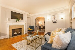 Smart-tv, eldstad och böcker