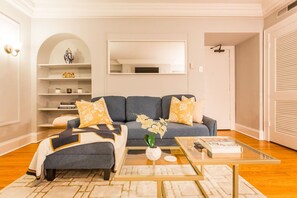 Smart-tv, eldstad och böcker