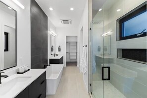 Bathtub, hair dryer, towels - ZION TREASURE - RUBY at Copper Rock! (Hurricane)