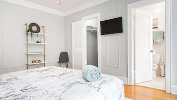 2 slaapkamers, een bureau, een strijkplank/strijkijzer, reisbedje