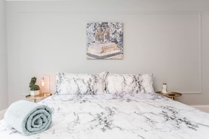 2 Schlafzimmer, Schreibtisch, Bügeleisen/Bügelbrett, Reisekinderbett