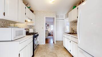 Jääkaappi, mikroaaltouuni, uuni, liesi