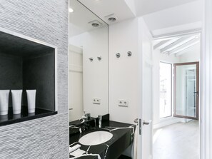 Shower, hair dryer, towels