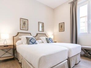 4 bedrooms, iron/ironing board, WiFi, bed sheets