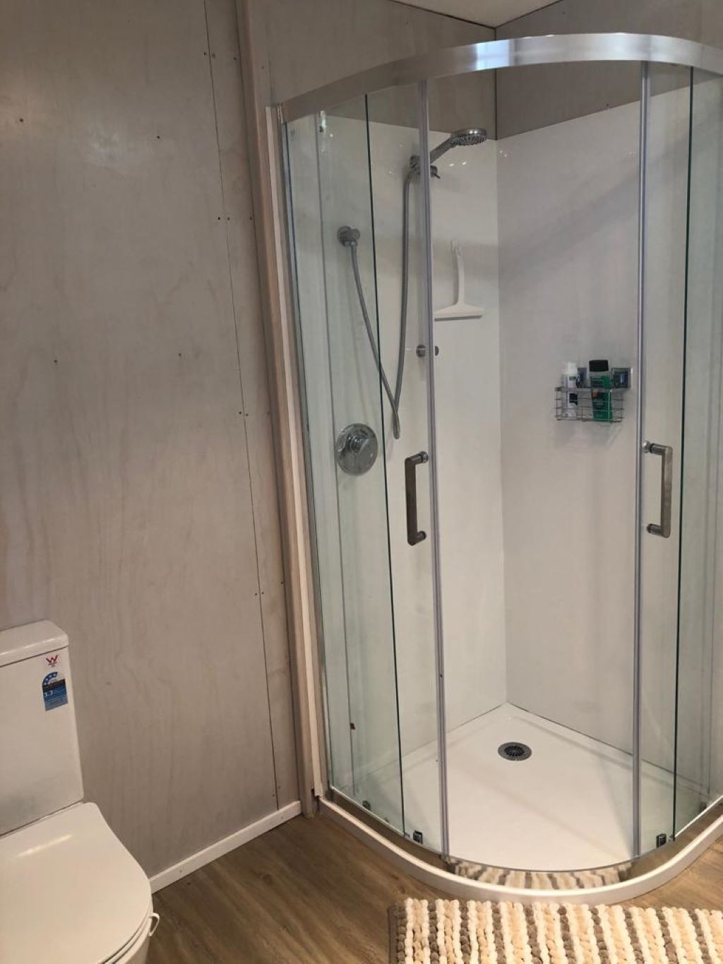 Chuveiro, secador de cabelo, toalhas de banho, sabonete