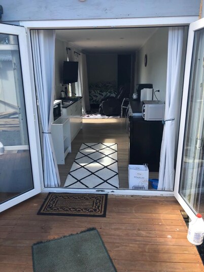 Studio unit self contained, peaceful setting, awesome views 