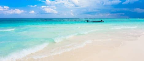 Playa en los alrededores, camastros y toallas de playa 