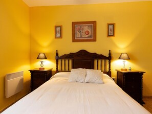 6 bedrooms, iron/ironing board, free internet