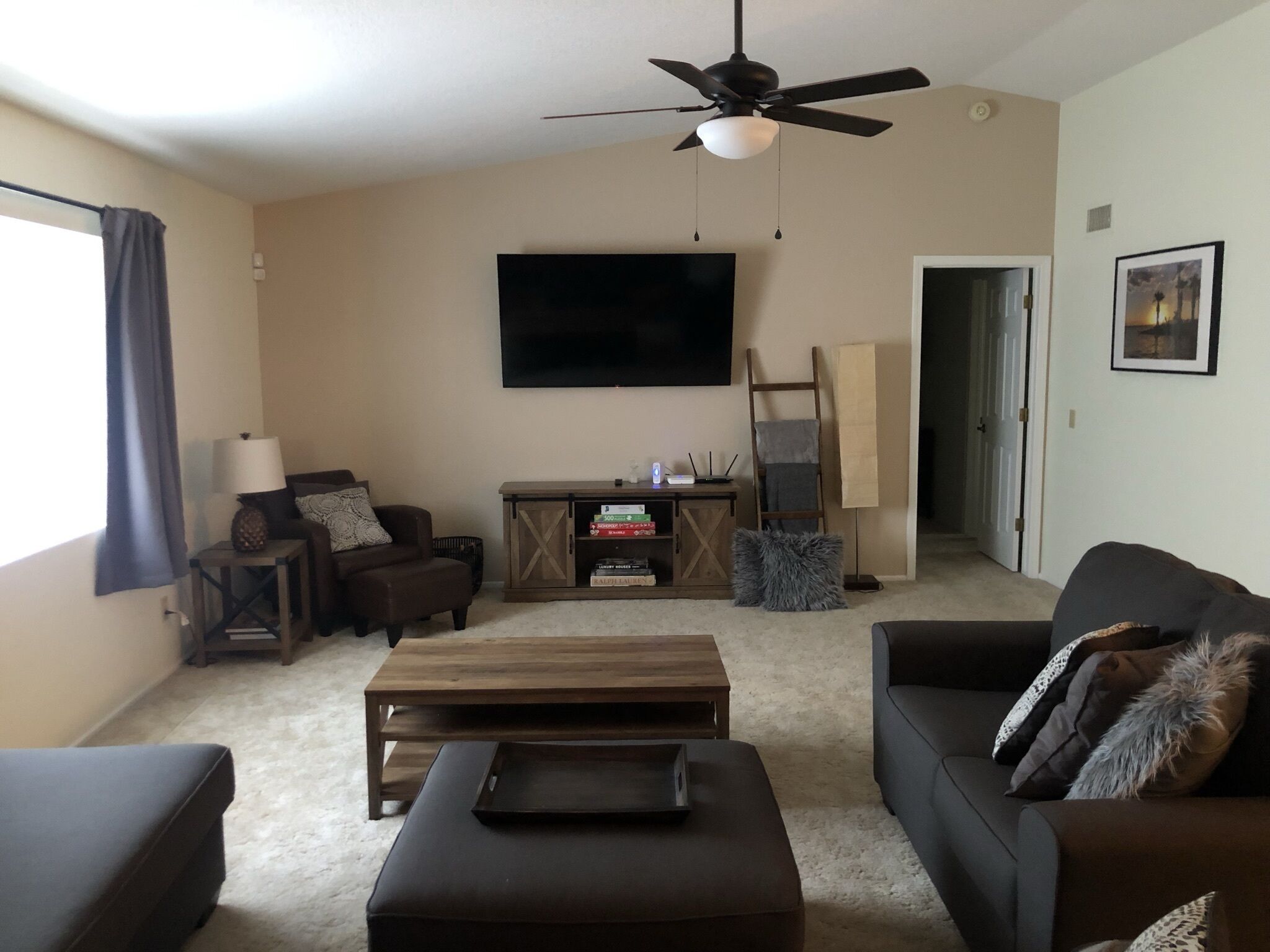 1 min to Lake w/ heated pool, spa, BBQ Family Home "The Pineapple House"