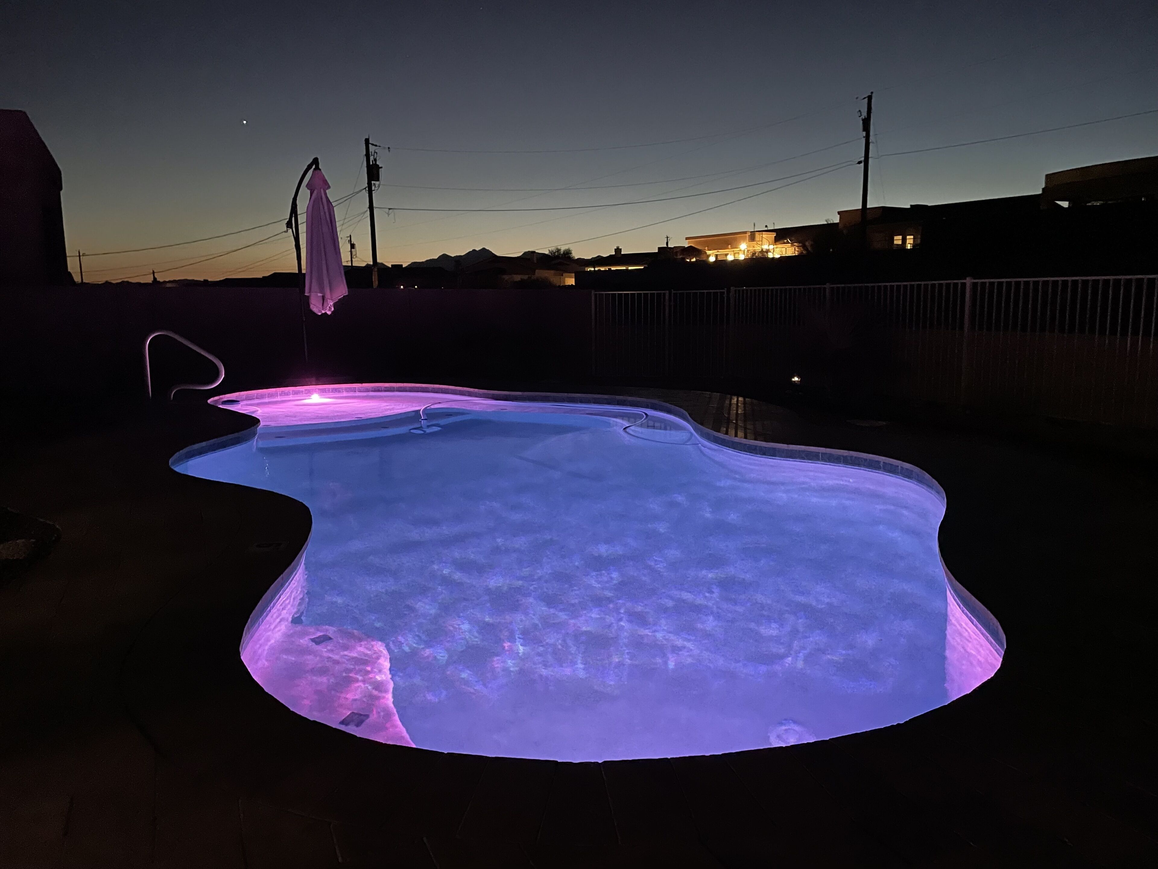 1 min to Lake w/ heated pool, spa, BBQ Family Home "The Pineapple House"