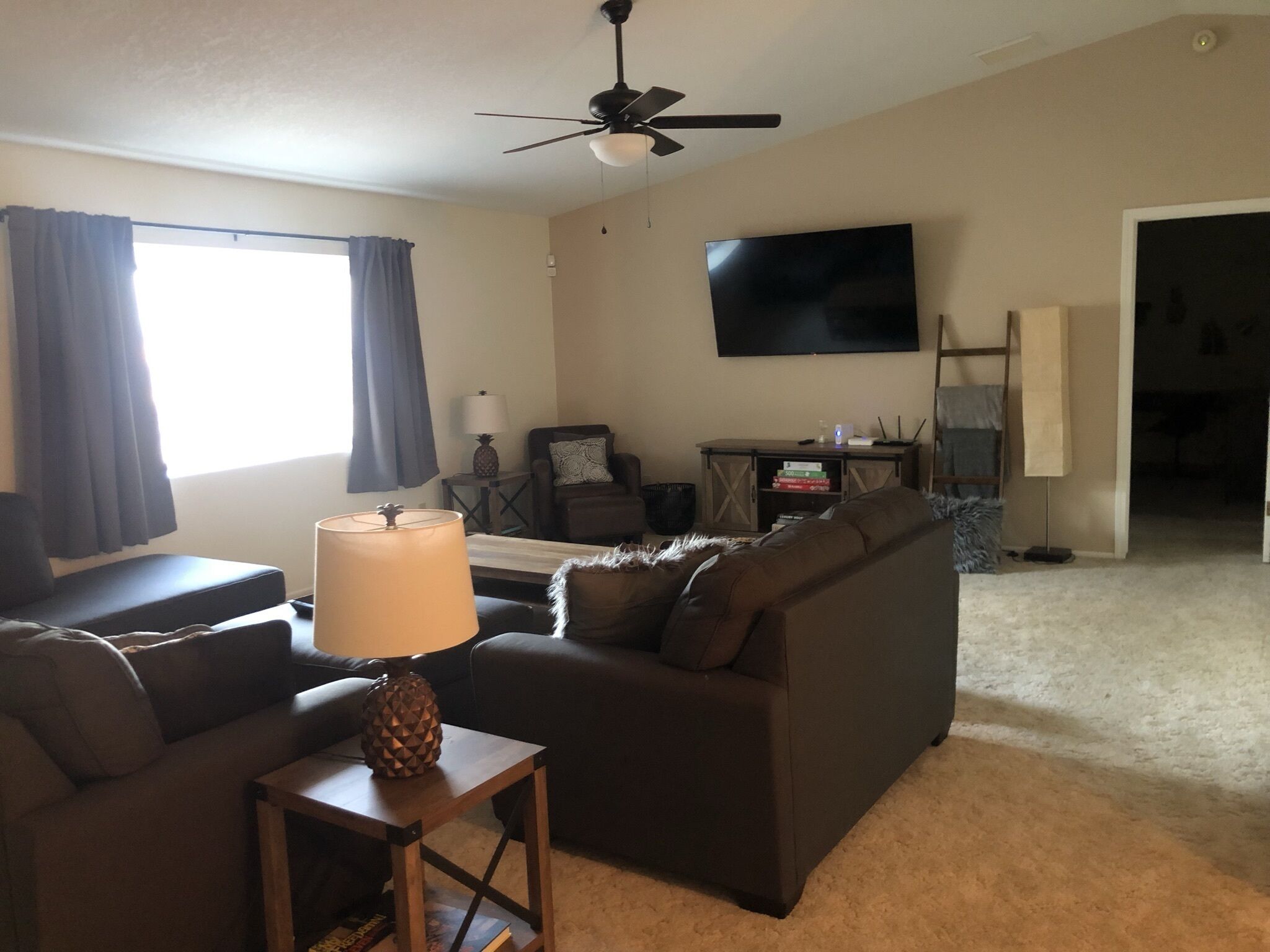 1 min to Lake w/ heated pool, spa, BBQ Family Home "The Pineapple House"