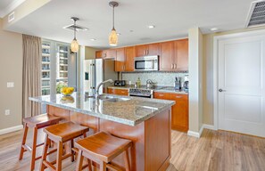 Refrigerador, microondas, horno, placa de cocina