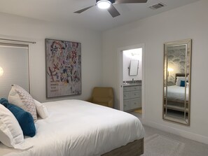 3 chambres, bureau, fer et planche à repasser, lit de bébé portatif