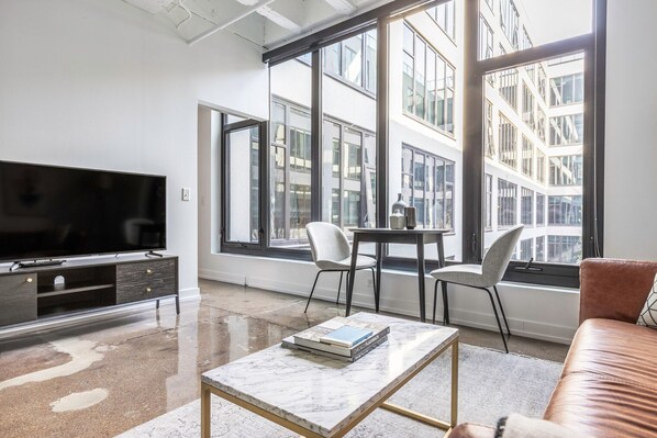 TV, stereo - Dreamy Uptown 1BR w/ Gym, Rooftop Pool, 2 blocks to L, by Blueground (Chicago)
