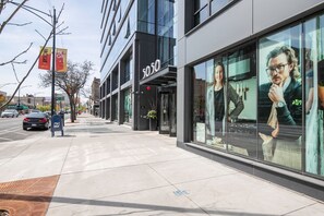 Exterior - Dreamy Uptown 1BR w/ Gym, Rooftop Pool, 2 blocks to L, by Blueground (Chicago)