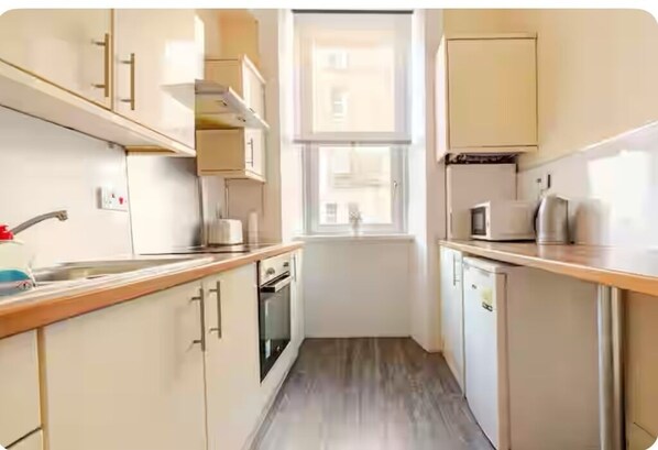 冷蔵庫、電子レンジ、オーブン、コンロ