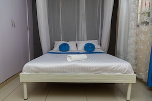 2 bedrooms, iron/ironing board, WiFi, bed sheets