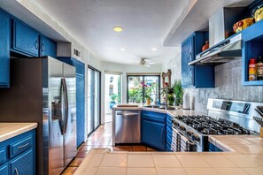 ثلاجة، ميكروويف، فرن، موقد طهي مسطح