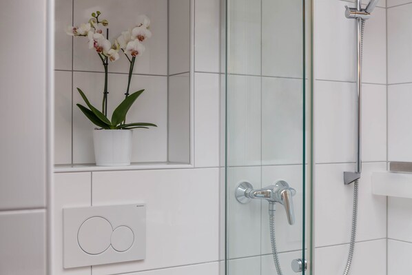 Dusche, Haartrockner, Handtücher