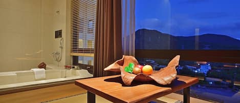 Standaard tweepersoonskamer | Luxe beddengoed, donsdekens, een minibar, een kluis op de kamer