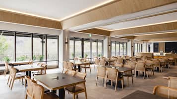 Sarapan dan makan malam dihidangkan