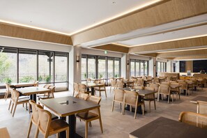 Breakfast and dinner served