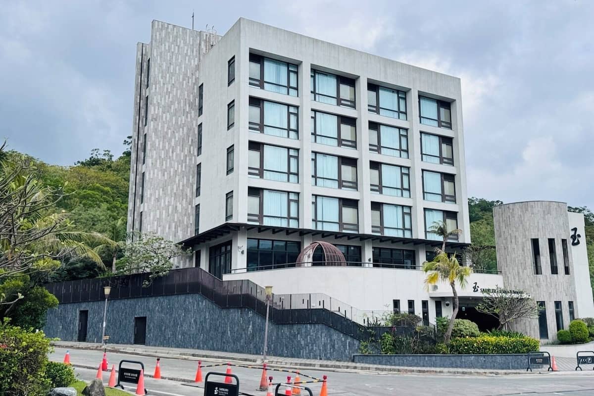 Premium bedding, down comforters, minibar, in-room safe