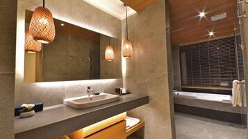 Habitación doble estándar | Baño | Secadora de cabello, batas, pantuflas, bidet