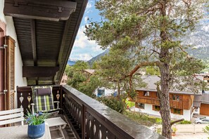 Outdoor dining - Cosy Apartment Wank in Garmisch with Mountain View (Garmisch-Partenkirchen)