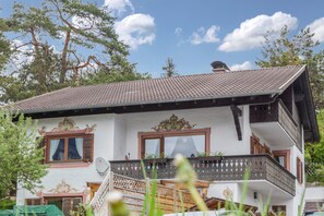 Exterior - Cosy Apartment Wank in Garmisch with Mountain View (Garmisch-Partenkirchen)