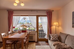 TV, stereo - Apartment Bergblick in Garmisch with View of the Alps, Balcony & Wi-Fi (Garmisch-Partenkirchen)